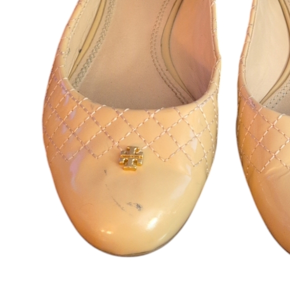 Tory Burch Beige Patent Leather Logo Ballet - Picture 5 of 5